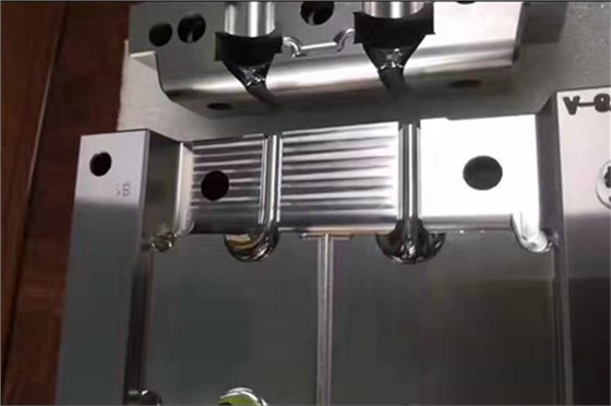 深圳蓝牙耳机火博（中国）哪家好？博腾纳出品耳机有分模线但你看不见！