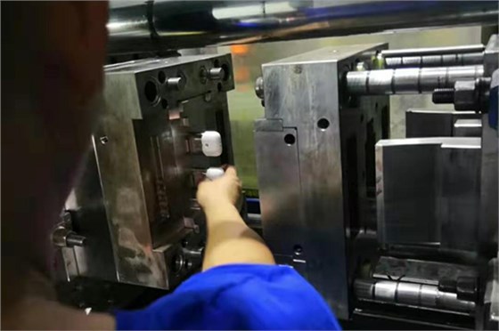 博腾纳蓝牙耳机火博(中国)加工_耳机外壳有分模线但你看不见! 博腾纳蓝牙耳机火博(中国)加工_耳机外壳有分模线但你看不见!